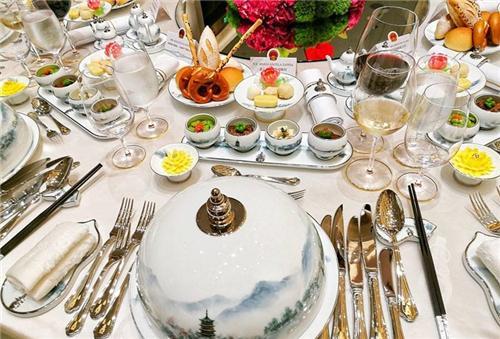 從國宴廳到聚光燈下 中國最貴服務(wù)員姚碧的服務(wù)人生